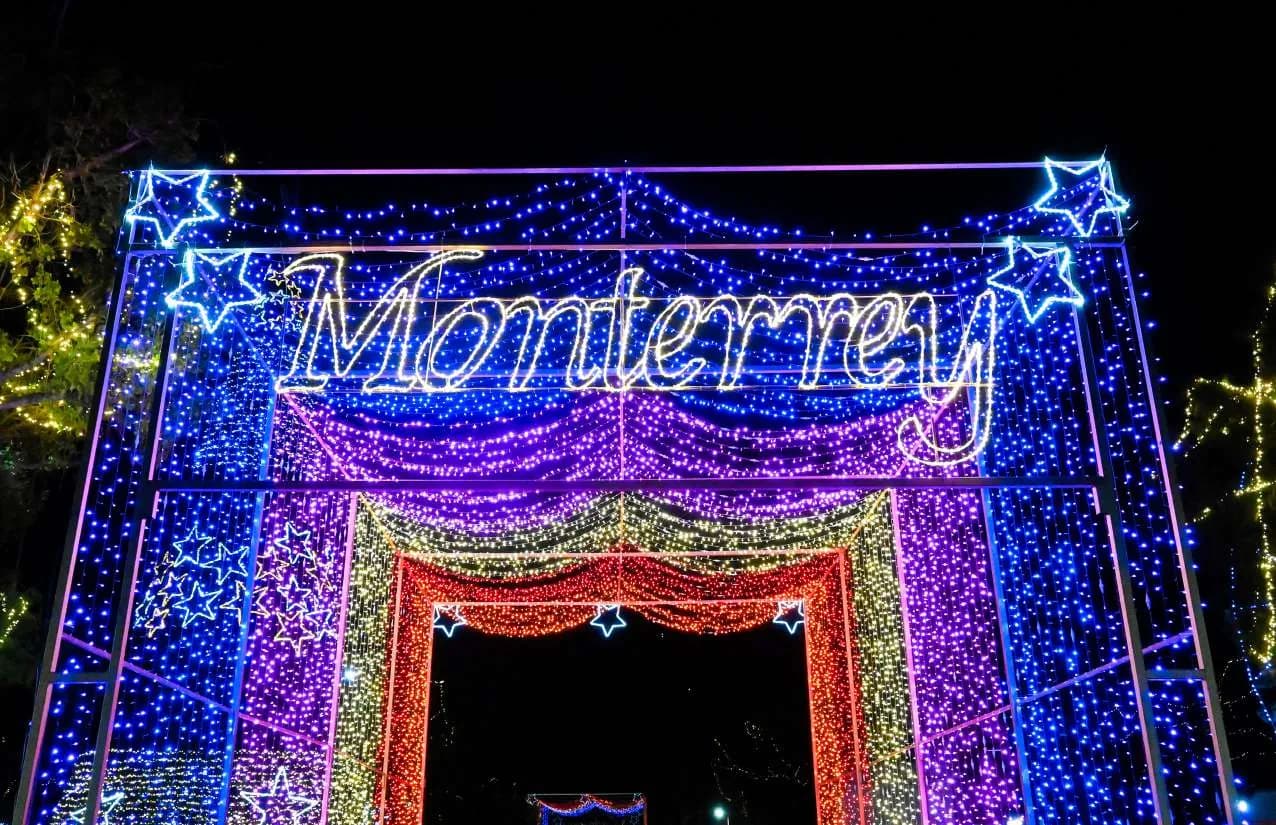 Arco monumental de luz con el nombre 'Monterrey' en azul, morado y dorado