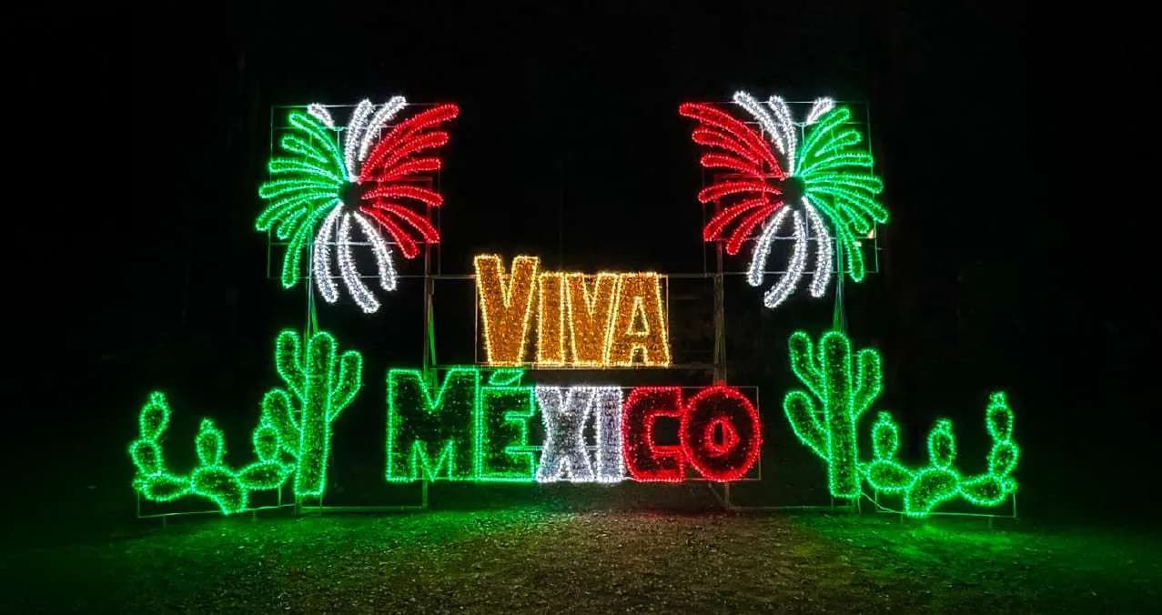 Figura 'Viva México' con fuegos artificiales y cactus de luz
