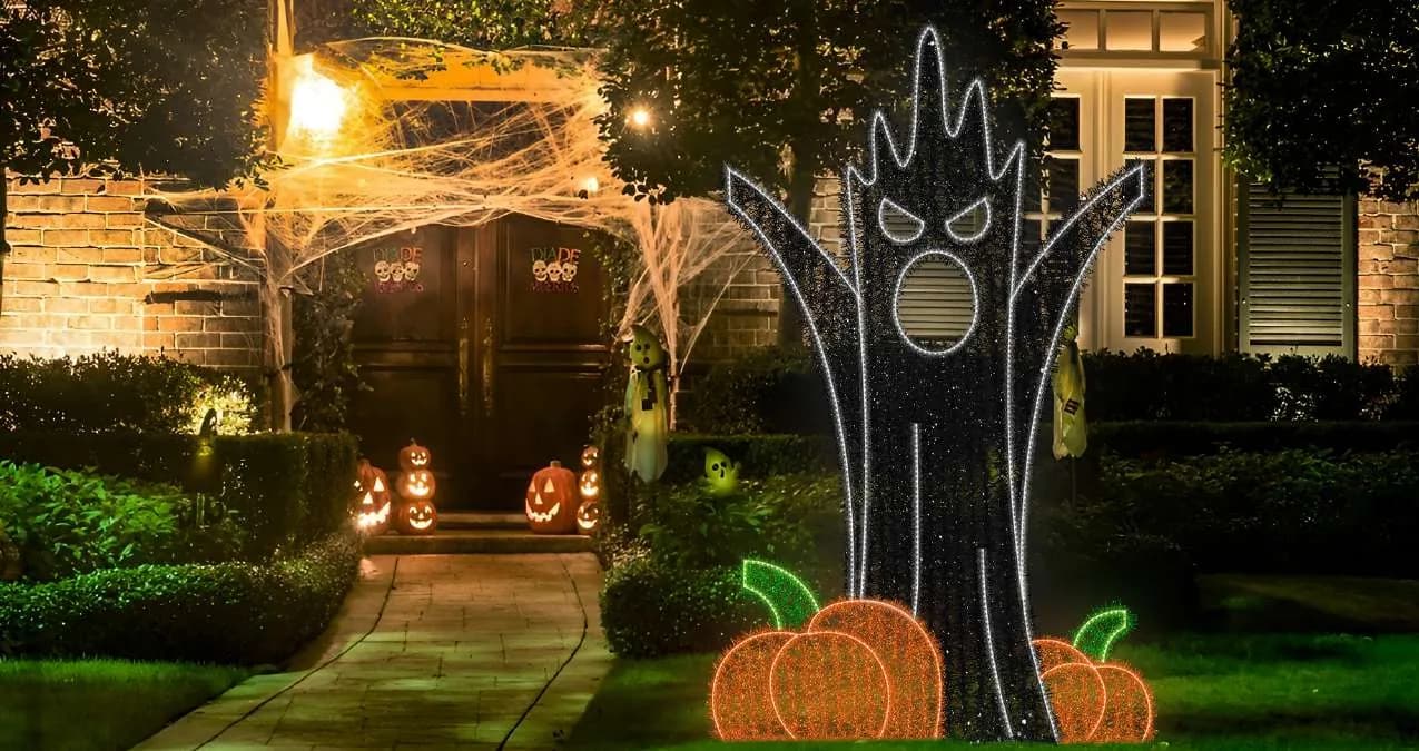 Árbol fantasma de luz con calabazas iluminadas para Halloween