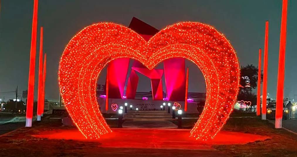 Arco en forma de corazón de luz roja sobre una glorieta